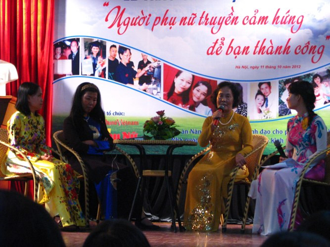 Khách mời giao lưu của cuộc thi là những tác giả đạt giải và những nhân vật trong tác phẩm của họ. Trong ảnh, các vị khách mời trong phần giao lưu.