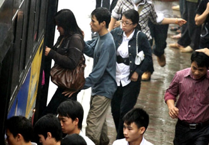 Lúc khách lên xe bus là thời điểm trộm cắp hoạt động dễ dàng nhất. (Ảnh: Dân trí).