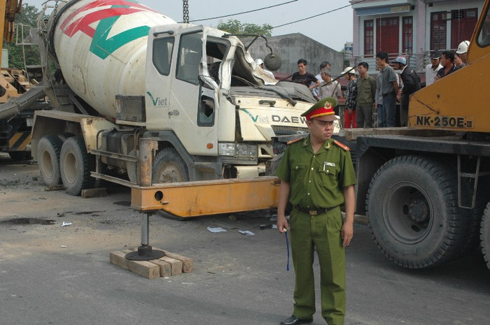 Lực lượng chức năng nhanh chóng có mặt tại hiện trường vụ tai nạn. Lực lượng chức năng nhanh chóng có mặt tại hiện trường vụ tai nạn.