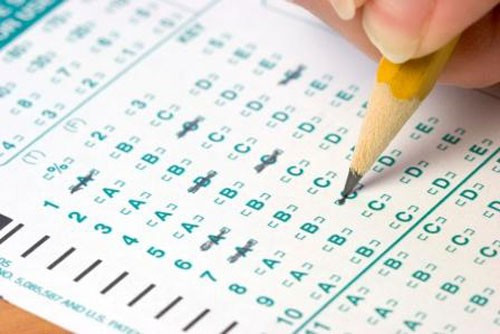 Tiến sĩ Lê Viết Khuyến cho rằng bài thi trắc nghiệm không phải công cụ hữu hiệu nhất để chọn được những thí sinh xuất sắc vào đại học. (Ảnh minh họa trên giaoduc.net.vn) Tiến sĩ Lê Viết Khuyến cho rằng bài thi trắc nghiệm không phải công cụ hữu hiệu nhất để chọn được những thí sinh xuất sắc vào đại học. (Ảnh minh họa trên giaoduc.net.vn)