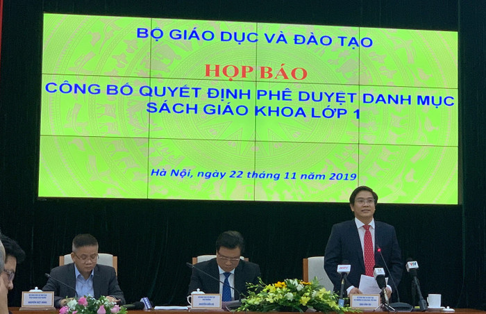 Trong 5 bộ sách giáo khoa lớp 1 được Hội đồng thẩm định “Đạt”, có tới 4 bộ thuộc về Nhà xuất bản Giáo dục Việt Nam. (Ảnh: Thùy Linh) Trong 5 bộ sách giáo khoa lớp 1 được Hội đồng thẩm định “Đạt”, có tới 4 bộ thuộc về Nhà xuất bản Giáo dục Việt Nam. (Ảnh: Thùy Linh)
