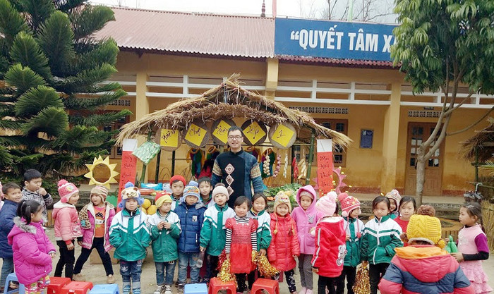 Thầy Hoàng đã tổ chức một số chương trình theo chủ điểm từng tháng, để các em được tham gia trải nghiệm (Ảnh nhân vật cung cấp) Thầy Hoàng đã tổ chức một số chương trình theo chủ điểm từng tháng, để các em được tham gia trải nghiệm (Ảnh nhân vật cung cấp)