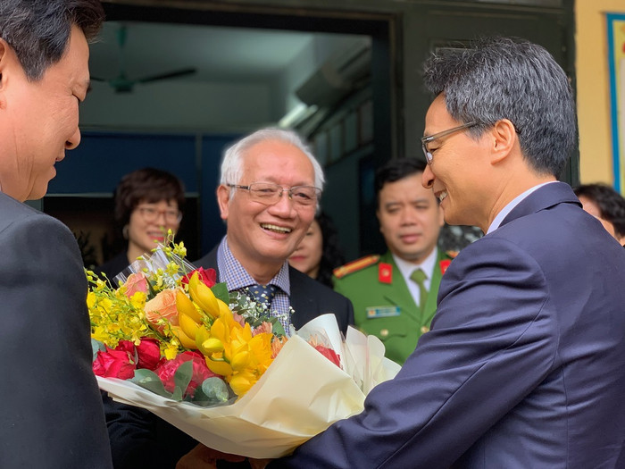 Nhân kỷ niệm 37 năm ngày Nhà giáo Việt Nam (20/11/1982 - 20/11/2019), ngày 20/11, Phó Thủ tướng Chính phủ Vũ Đức Đam đến chúc mừng và bày tỏ sự biết ơn đối với các thế hệ nhà giáo của Trường Trung học phổ thông Đinh Tiên Hoàng (Hà Nội). (Ảnh: Thùy Linh) Nhân kỷ niệm 37 năm ngày Nhà giáo Việt Nam (20/11/1982 - 20/11/2019), ngày 20/11, Phó Thủ tướng Chính phủ Vũ Đức Đam đến chúc mừng và bày tỏ sự biết ơn đối với các thế hệ nhà giáo của Trường Trung học phổ thông Đinh Tiên Hoàng (Hà Nội). (Ảnh: Thùy Linh)