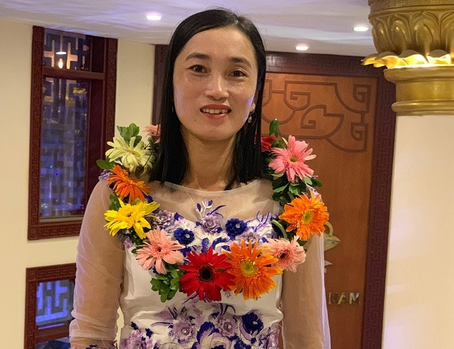 Cô Ly kể: “Khi nhìn lại chặng đường hoạt động đã qua, có đồng nghiệp đánh giá vui về tôi và phong tặng “nữ 3 giỏi” – việc nhà, việc trường, việc nội trú&quot;. (Ảnh: Thùy Linh)