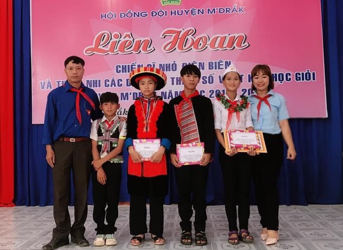 Vừa là giáo viên Mỹ thuật vừa làm tổng phụ trách Đội nên cô Nhi thường xuyên tổ chức và hướng dẫn học sinh tham gia các hoạt động ngoài giờ lên lớp, các Hội thi, Hội diễn (Ảnh nhân vật cung cấp)