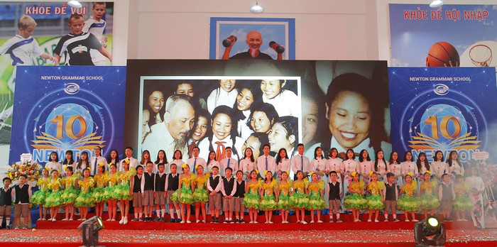 Tiết mục văn nghệ trong chương trình kỉ niệm 10 năm thành lập trường Newton (Ảnh nhà trường cung cấp)