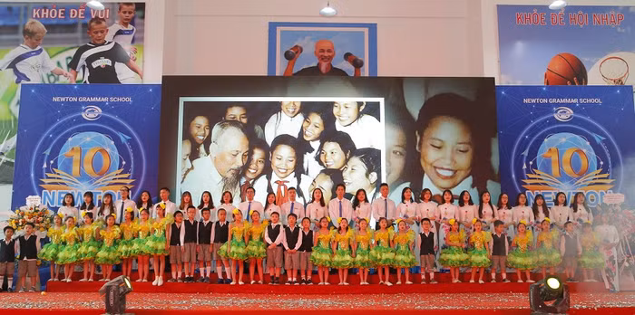 Tiết mục văn nghệ trong chương trình kỉ niệm 10 năm thành lập trường Newton (Ảnh nhà trường cung cấp)
