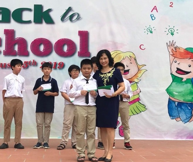 Đức Dũng là một trong 26 học sinh đã đạt giải trong các cuộc thi trong nước và quốc tế được cô Lê Thị Chính- Hiệu trưởng trường Trung học cơ sở - Trung học phổ thông Newton tuyên dương và khen thưởng ngày 26/8 (Ảnh: Thùy Linh) Đức Dũng là một trong 26 học sinh đã đạt giải trong các cuộc thi trong nước và quốc tế được cô Lê Thị Chính- Hiệu trưởng trường Trung học cơ sở - Trung học phổ thông Newton tuyên dương và khen thưởng ngày 26/8 (Ảnh: Thùy Linh)