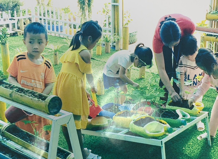 Hơn 12 năm trôi qua, tuần nào cũng vậy mỗi buổi sáng thứ 2, đôi chân đưa cô Mai suốt chặng đường dài 23 km để đưa cái chữ đến với các con thân yêu. (Ảnh nhân vật cung cấp)