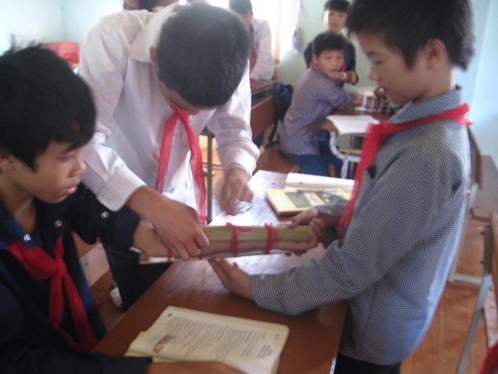 Học sinh trong tiết dạy của cô Thoa về thực hành băng bó vết thương gãy xương (Môn Sinh học 8) - Ảnh nhân vật cung cấp Học sinh trong tiết dạy của cô Thoa về thực hành băng bó vết thương gãy xương (Môn Sinh học 8) - Ảnh nhân vật cung cấp
