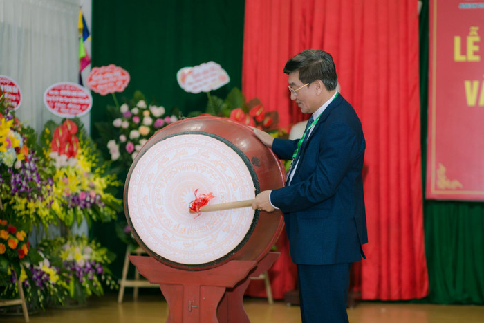 Dược sĩ chuyên khoa 1 Ngô Mạnh Trí - Hiệu trưởng Nhà trường đánh hồi trống khai giảng năm học mới 2019-2020 (Ảnh: Nhà trường cung cấp)
