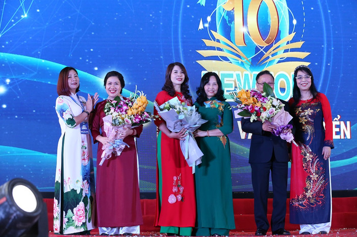 Các lãnh đạo nhà trường qua các thời kỳ (ảnh do nhà trường cung cấp).