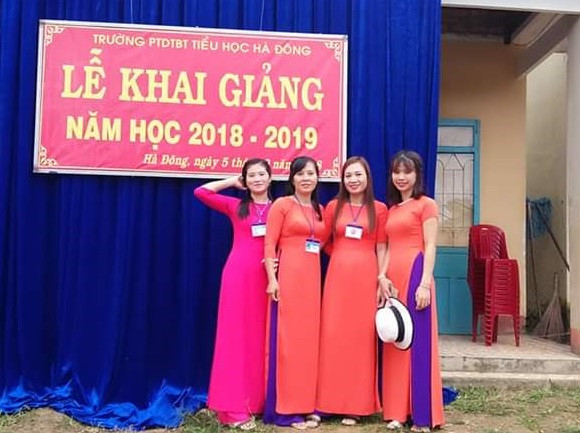 Cô Bá Tiền (ngoài cùng bên trái) đi dạy trường cách nhà hơn 130 km. Hằng ngày, không ngại khó ngại khổ, mỗi tuần thứ hai đến trường sớm và chiều thứ sáu cô về với gia đình. (Ảnh nhân vật cung cấp) Cô Bá Tiền (ngoài cùng bên trái) đi dạy trường cách nhà hơn 130 km. Hằng ngày, không ngại khó ngại khổ, mỗi tuần thứ hai đến trường sớm và chiều thứ sáu cô về với gia đình. (Ảnh nhân vật cung cấp)