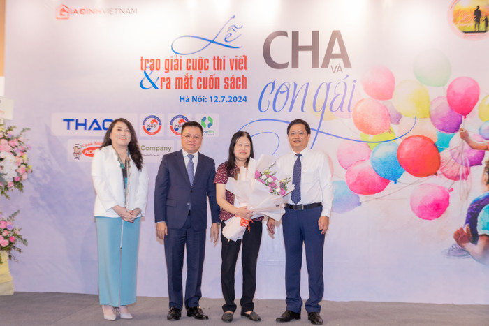 Ban tổ chức trao giải Nhất cuộc thi cho tác giả Phó Giáo sư, Tiến sĩ Lưu Khánh Thơ. 149A0575.jpg