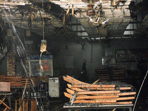 Bên trong quán ăn bị cháy. Ảnh: An Nhơn