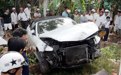 Xe cứu hộ được điều đến đưa chiếc siêu xe về chờ xử lí Xe cứu hộ được điều đến đưa chiếc siêu xe về chờ xử lí