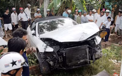 Xe cứu hộ được điều đến đưa chiếc siêu xe về chờ xử lí