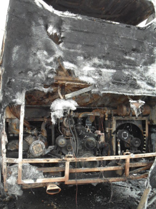 Ngọn lửa bắt nguồn từ phần động cơ phía sau của xe và sau đó lan nhanh ra toàn bộ xe khách. Ngọn lửa bắt nguồn từ phần động cơ phía sau của xe và sau đó lan nhanh ra toàn bộ xe khách.