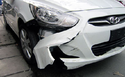 Chiếc ô tô chỉ bị hư hỏng nhẹ phần đầu.