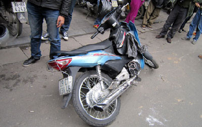 Chị Hiền và chiếc xe bị nạn.