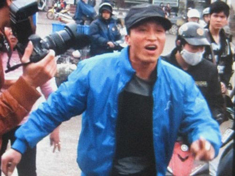 Thái độ hung hăng, thách đố của Nguyễn Thế Bình khi xông vào đồn công an