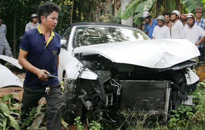 Chiếc xe hư hỏng nặng phần đầu Chiếc xe hư hỏng nặng phần đầu