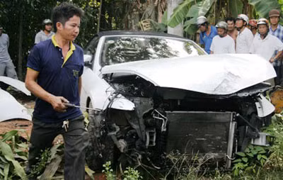 Chiếc xe hư hỏng nặng phần đầu