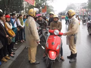 Kiều nữ khoanh tay nhìn CSGT sau khi bị dừng xe vì vượt đèn đỏ