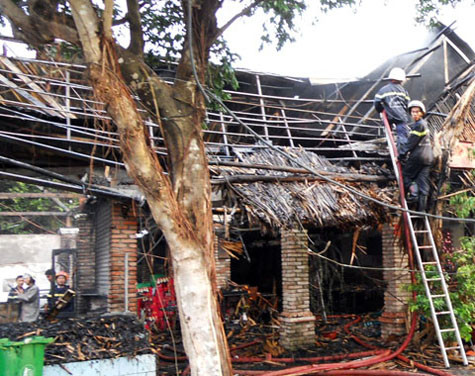 Quán ăn bị cháy rụi. Ảnh: An Nhơn