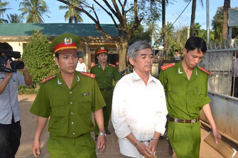 Đưa ông Mùi về cơ quan công an H.Nghĩa Hành