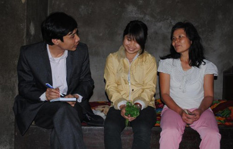 PV đang trò chuyện với chị Tần (bên phải) PV đang trò chuyện với chị Tần (bên phải)