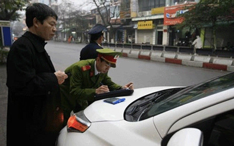 Anh Đặng Hữu Du bị lập biên bản. Anh Đặng Hữu Du bị lập biên bản.