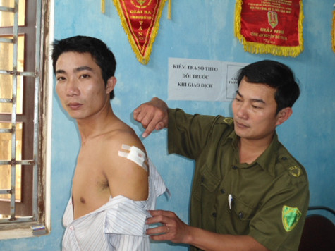 Anh Võ Văn Đại với vết thương bị đâm ở bả vai trái. Anh Võ Văn Đại với vết thương bị đâm ở bả vai trái.