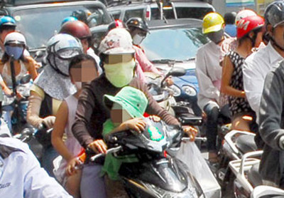Tới đây, các phụ huynh chở học sinh đến trường mà các em không đội mũ bảo hiểm sẽ bị CSGT nhắc nhở, xử phạt