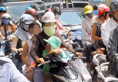 Tới đây, các phụ huynh chở học sinh đến trường mà các em không đội mũ bảo hiểm sẽ bị CSGT nhắc nhở, xử phạt