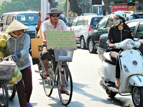 Trên đường phố đông, nhiều người tò mò về hình thức tiếp thị độc đáo này Trên đường phố đông, nhiều người tò mò về hình thức tiếp thị độc đáo này
