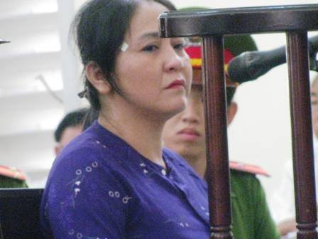 Ra tòa và đối diện với một bản án giết chồng, nhưng gương mặt bị cáo Liễu vẫn thể hiện sự son sắc, môi vẫn đỏ, má vẫn ửng hồng