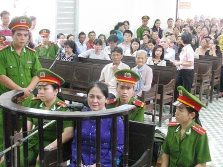 Chiều cùng ngày, phiên chất vấn tiếp tục, bị cáo Trần Thúy Liễu ngồi trước vành móng ngựa, phía sau lưng bà là bà Tám Nga (mẹ của nhà báo Hoàng Hùng)