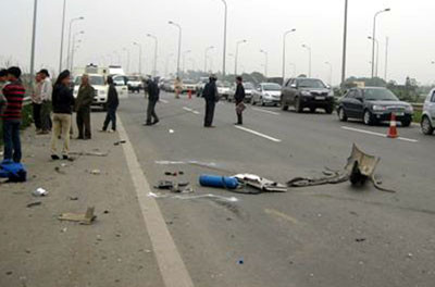 Xe chở xác cha nổ lốp "kéo" con chết cùng ảnh 3 Xe chở xác cha nổ lốp "kéo" con chết cùng ảnh 3