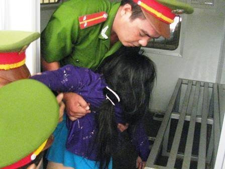 Tội ác của bị cáo đã phải trả giá. Nghe mức án chung thân khi tòa tuyên phạt, Trần Thúy Liễu đã ngất và lả đi. Các cán bộ công an phải dìu bị cáo ra khỏi phòng xử án để lên xe về trại giam