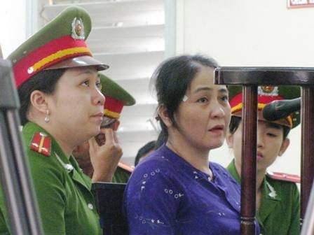 Nhưng có lúc bị cáo Liễu tự tin, điển hình như khi luật sư hỏi về việc có nói với ông Tâm - nhân tình - về việc có 2 con nhỏ không? thì bị cáo bình thản “tôi không có nghĩa vụ phải trả lời câu hỏi đó”