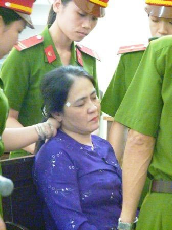 Và bắt đầu ngồi vào ghế trước vành móng ngựa bị bất tỉnh trong vài phút