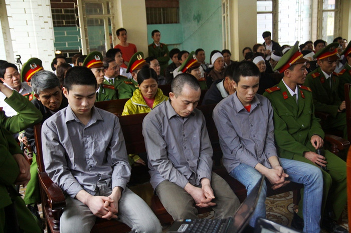 Các bị cáo nghe tòa luận tội Các bị cáo nghe tòa luận tội