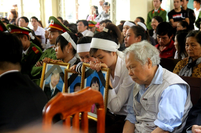 Người nhà bị hại ngồi chật kín phòng xử án Người nhà bị hại ngồi chật kín phòng xử án