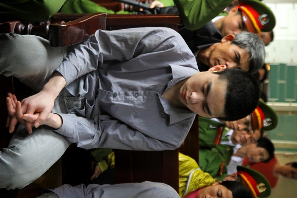 Cúi đầu nghe luận tội Cúi đầu nghe luận tội