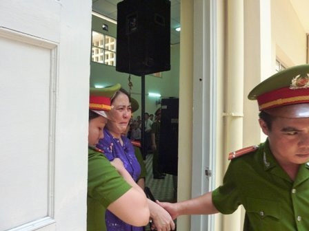 Lúc đến cũng như lúc đi, khi rời phòng xử trong lúc tạm nghỉ trưa, Trần Thúy Liễu lại khóc mếu máo