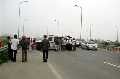 Xe chở xác cha nổ lốp "kéo" con chết cùng ảnh 2 Xe chở xác cha nổ lốp "kéo" con chết cùng ảnh 2