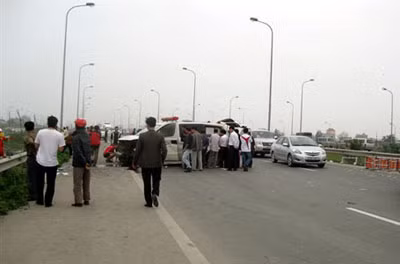 Xe chở xác cha nổ lốp "kéo" con chết cùng ảnh 2