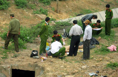 Xe chở xác cha nổ lốp "kéo" con chết cùng ảnh 5 Xe chở xác cha nổ lốp "kéo" con chết cùng ảnh 5