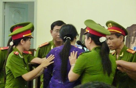 Nữ cảnh sát hỗ trợ tư pháp khá vất vả và phải mất 20 phút để giúp bị cáo Liễu ổn định tinh thần